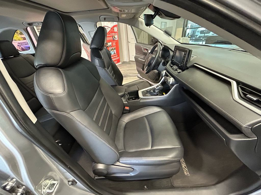 Used 2022 Toyota RAV4 XLE Premium AWD/4WD image 39