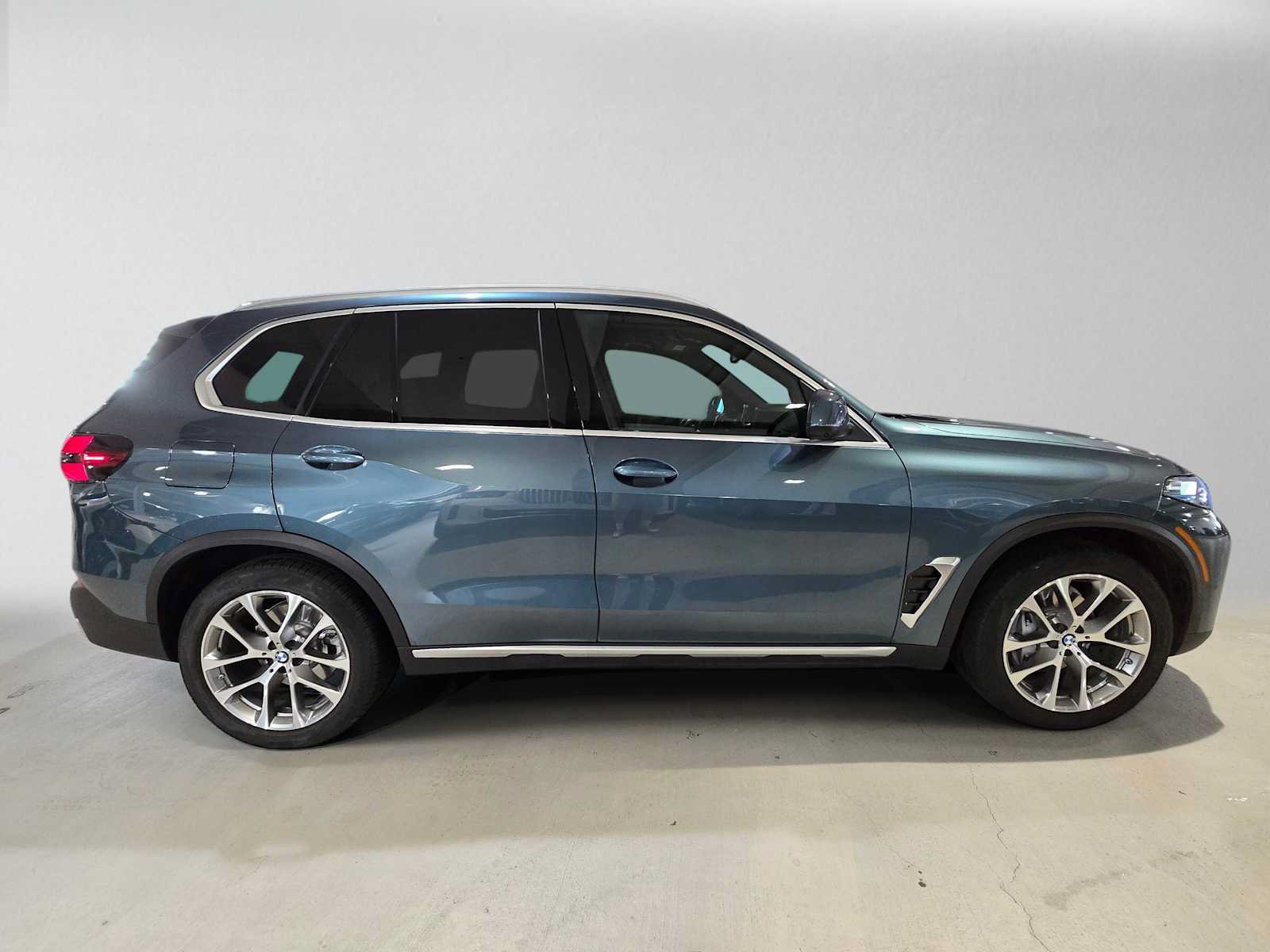 Used 2026 BMW X5 xDrive40i w/ Executive Package AWD/4WD image 2