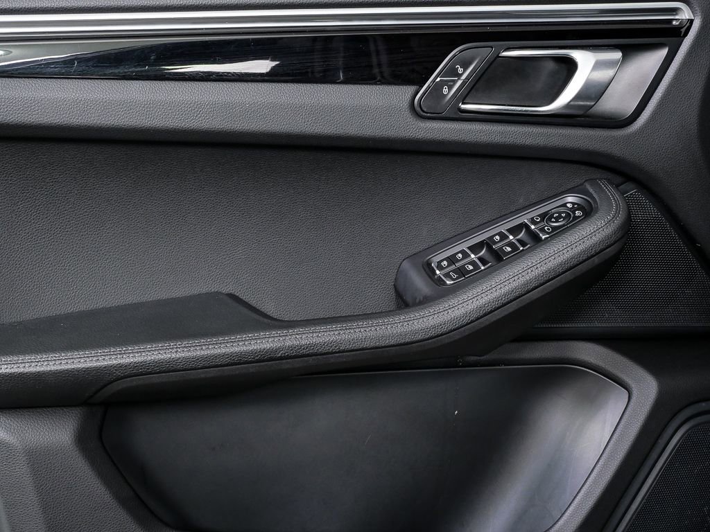Certified 2020 Porsche Macan image 6