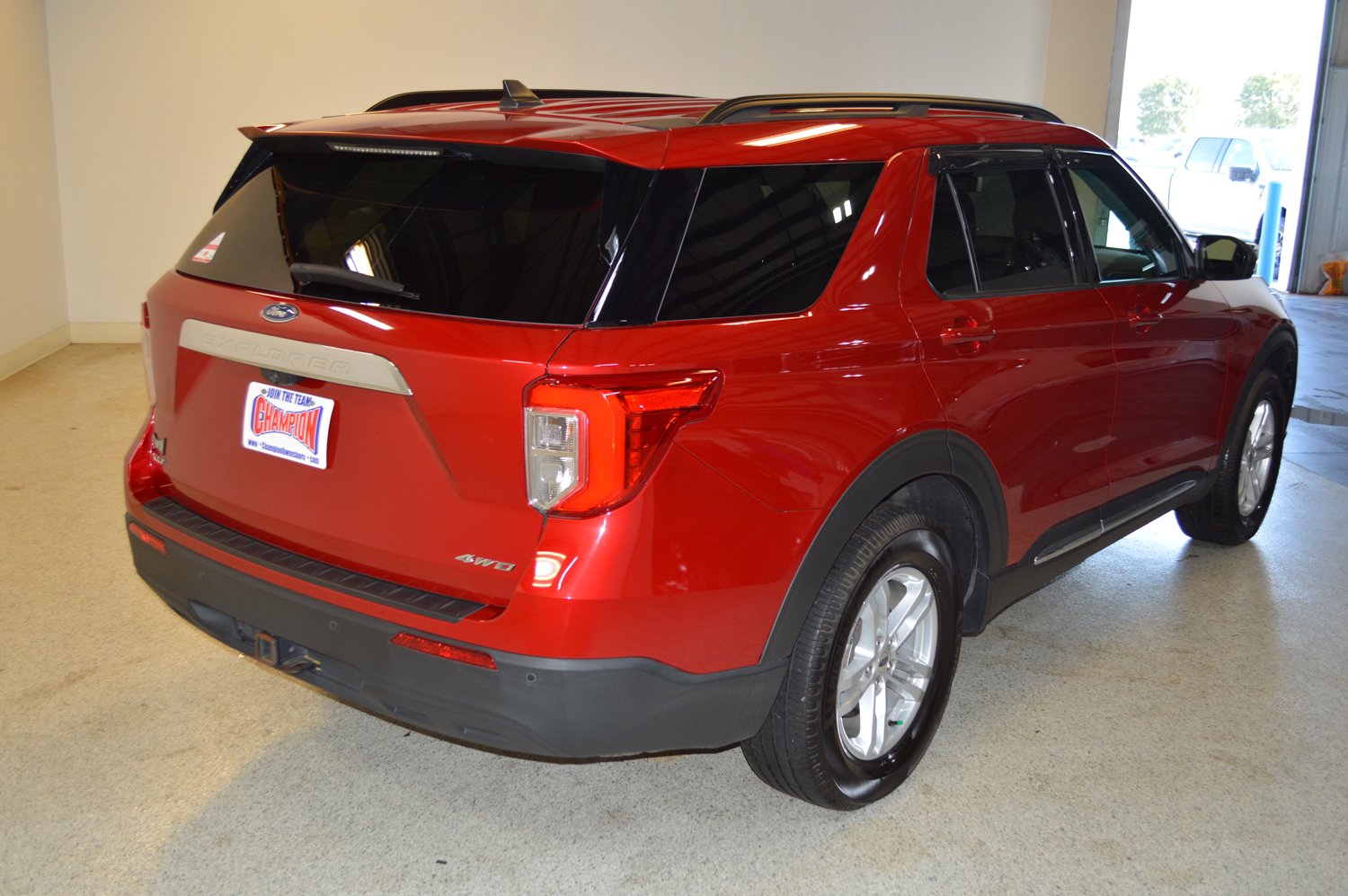 Used 2021 Ford Explorer XLT w/ Class III Trailer Tow Package AWD/4WD image 3