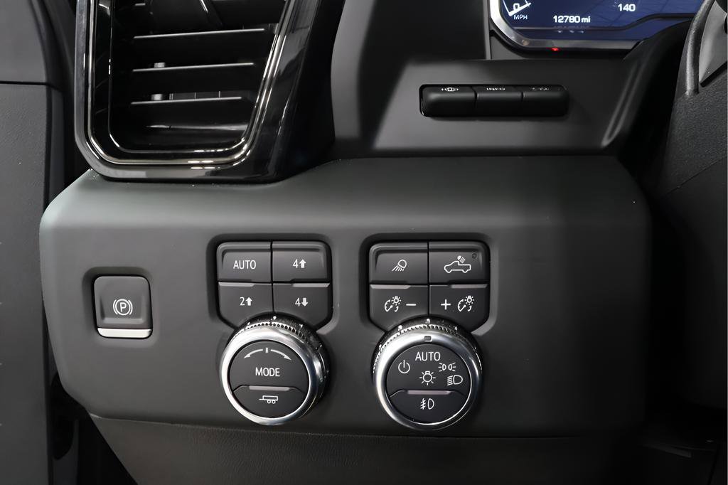 Used 2025 GMC Sierra 2500 AT4 w/ AT4 Premium Plus Package AWD/4WD image 19