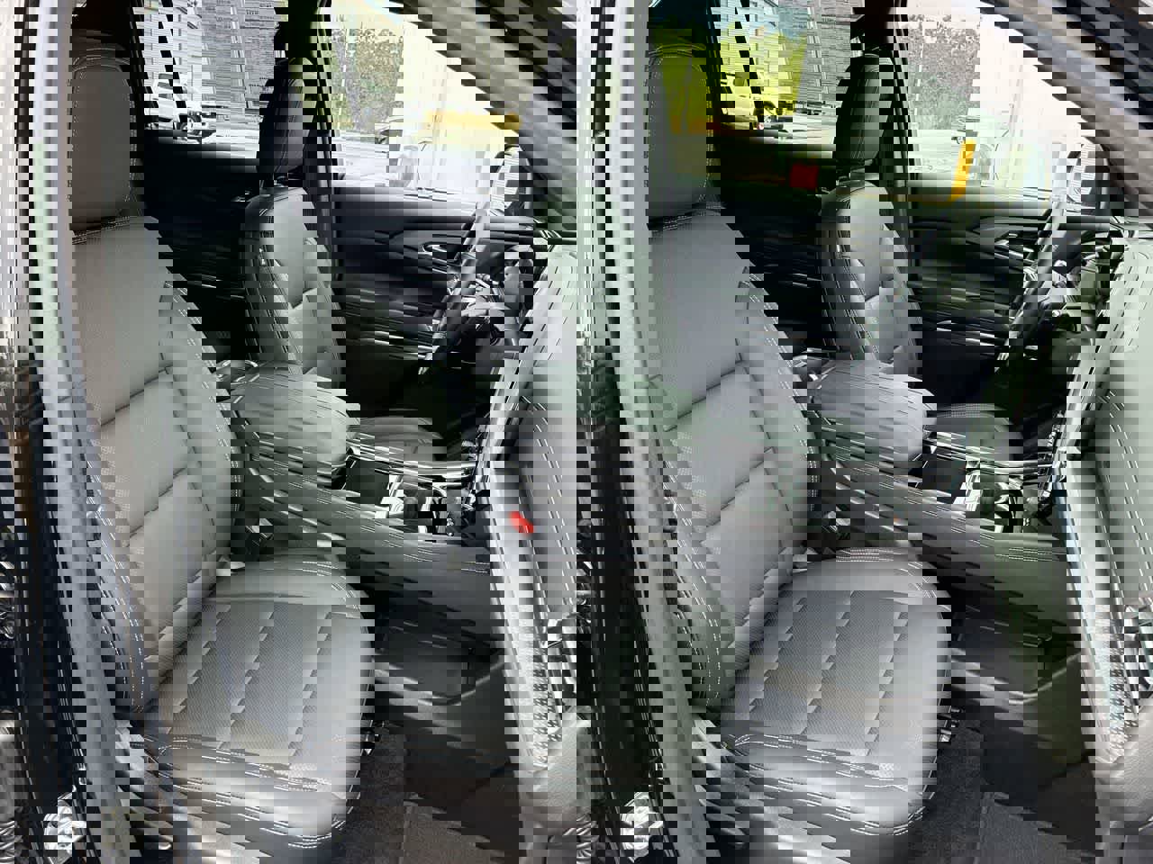 Used 2025 Chevrolet Traverse LT image 27