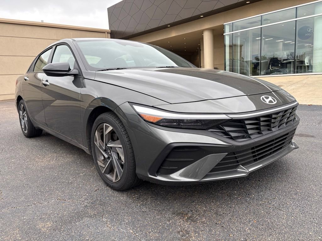 Certified 2025 Hyundai Elantra Sport FWD image 3