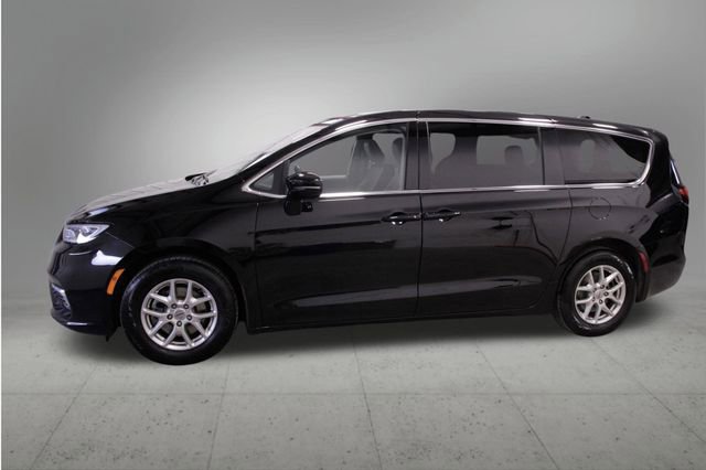 Used 2024 Chrysler Pacifica Touring-L image 2