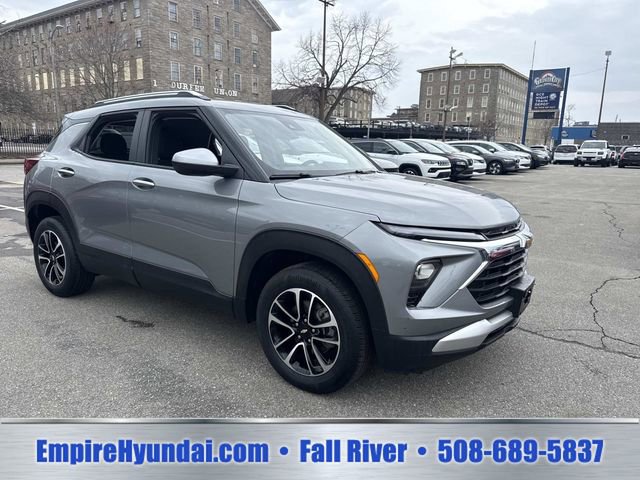 Used 2025 Chevrolet TrailBlazer LT AWD/4WD image 2