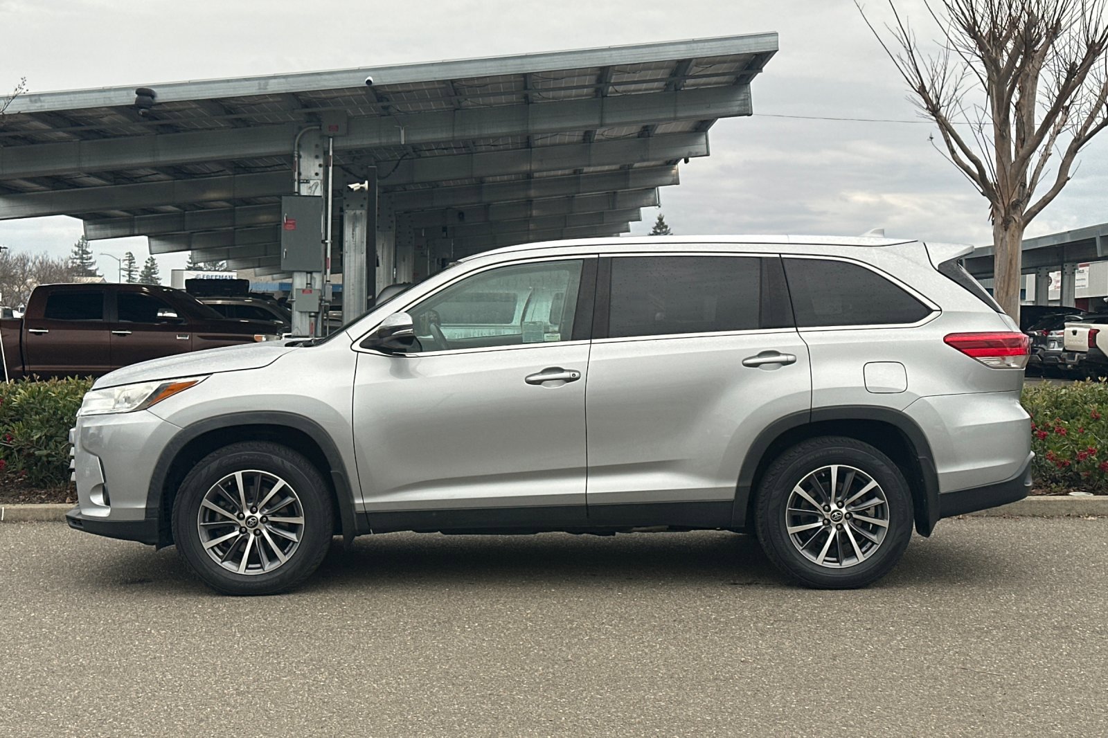 Used 2019 Toyota Highlander SE image 7