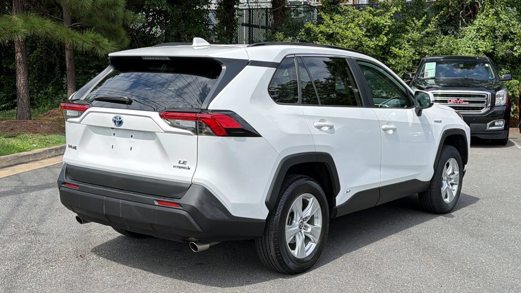 Used 2021 Toyota RAV4 LE AWD/4WD image 4