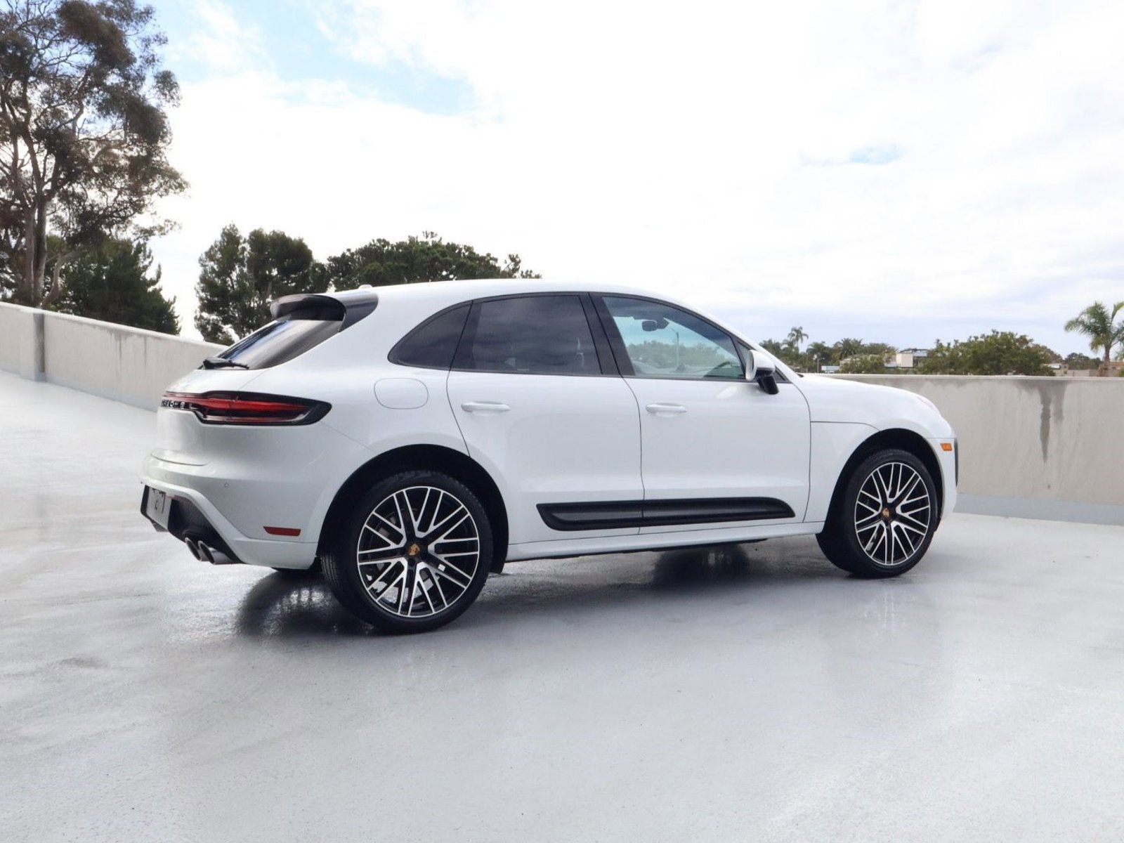 Certified 2025 Porsche Macan AWD/4WD image 8