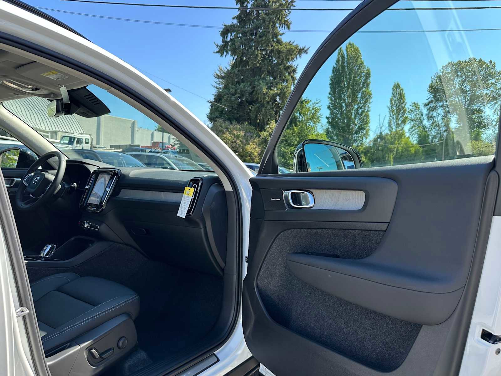 New 2025 Volvo XC40 B5 Ultra w/ Climate Package image 11