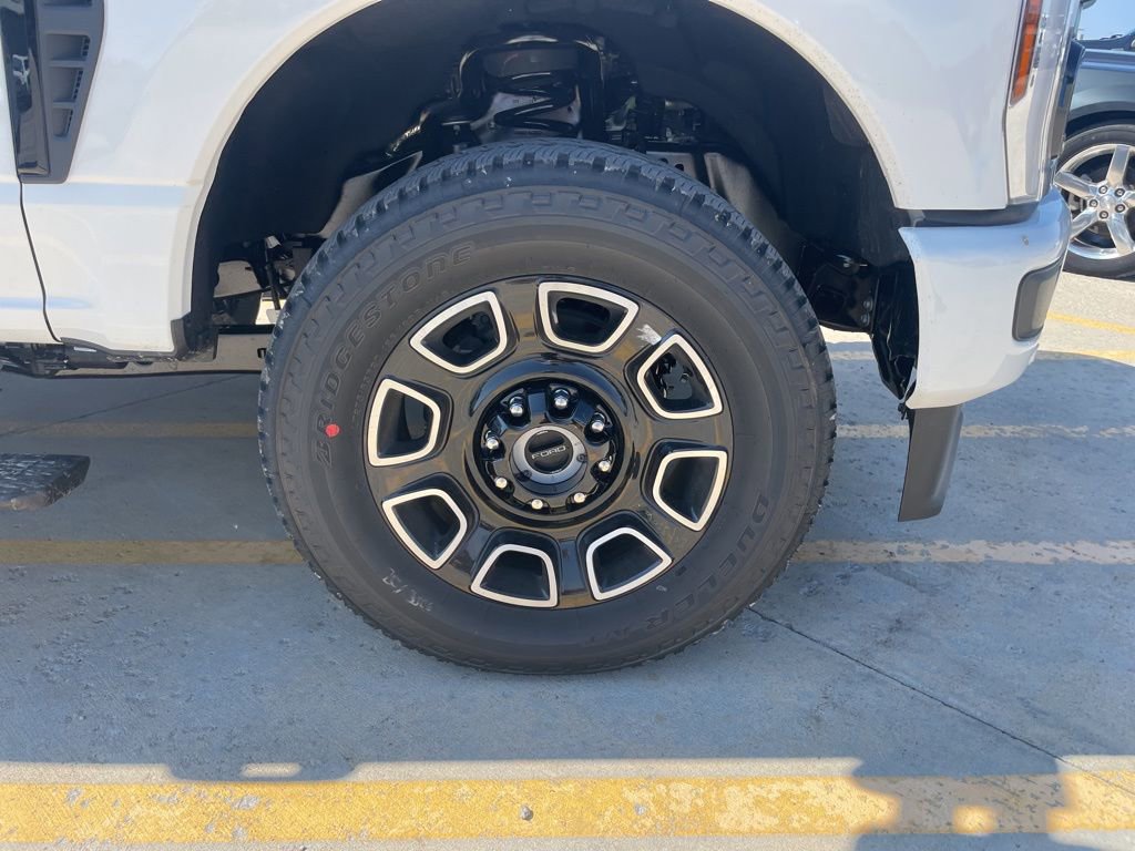 New 2026 Ford F350 Platinum w/ FX4 Off-Road Package image 29