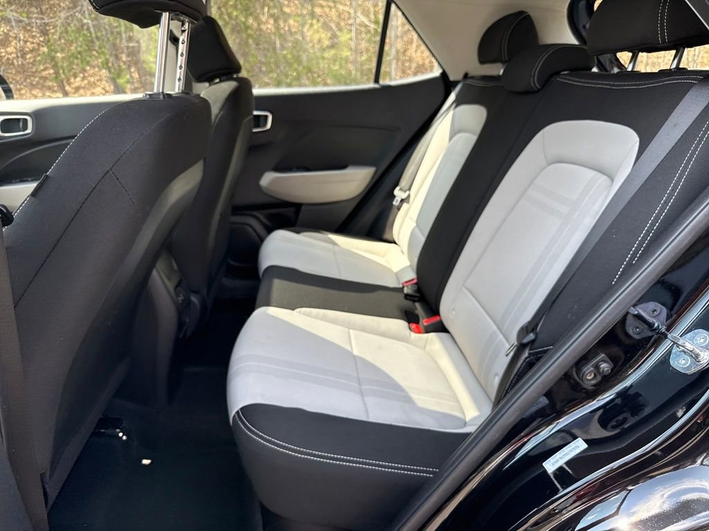 Used 2025 Hyundai Venue SEL image 28