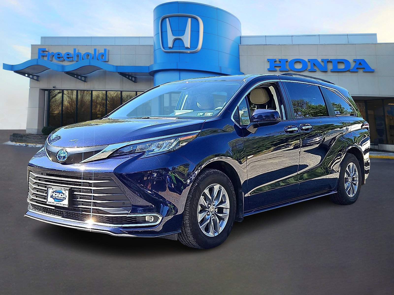 Used 2023 Toyota Sienna XLE image 3