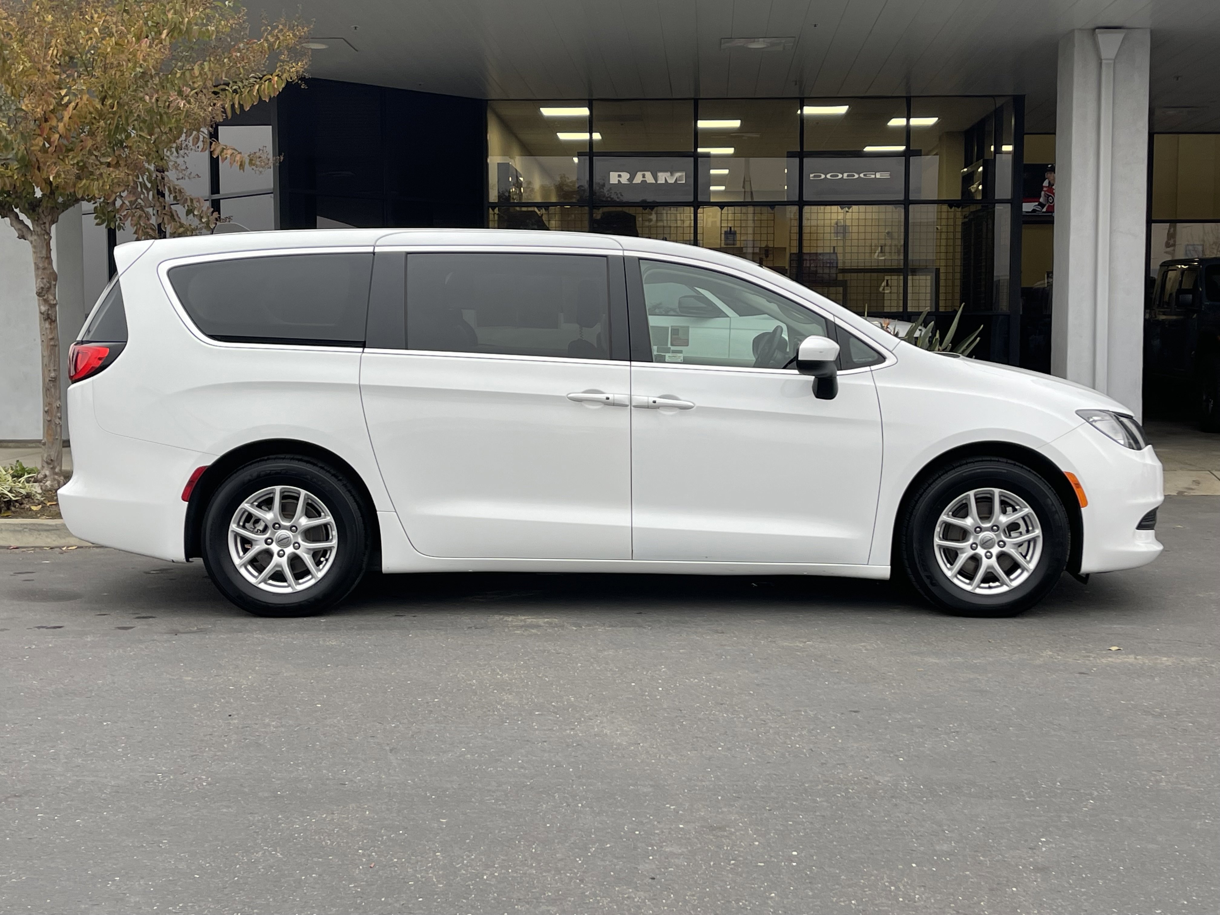Used 2023 Chrysler Voyager LX image 5