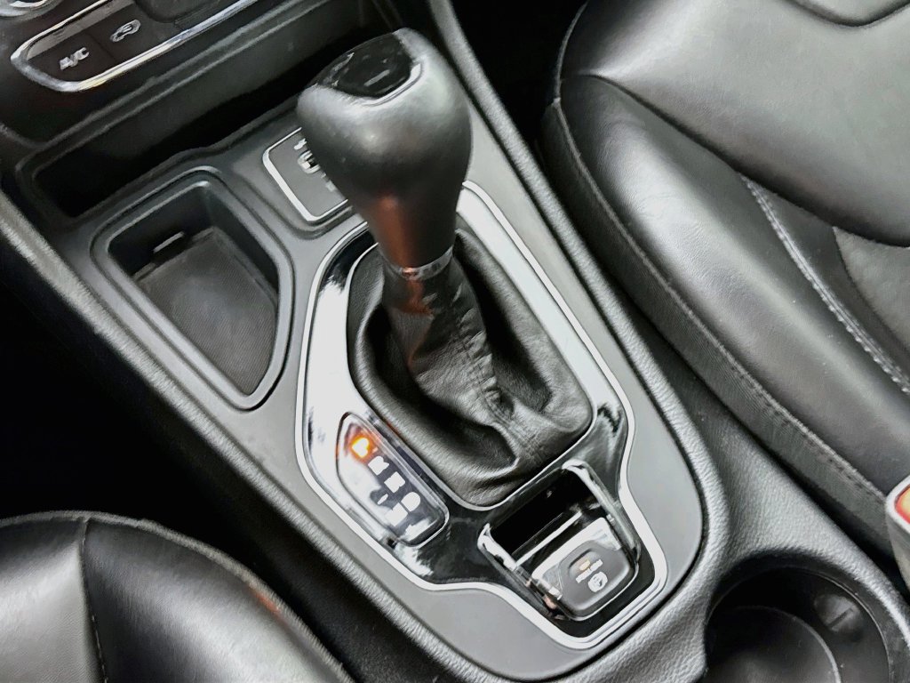 Used 2019 Jeep Cherokee Latitude Plus FWD image 21