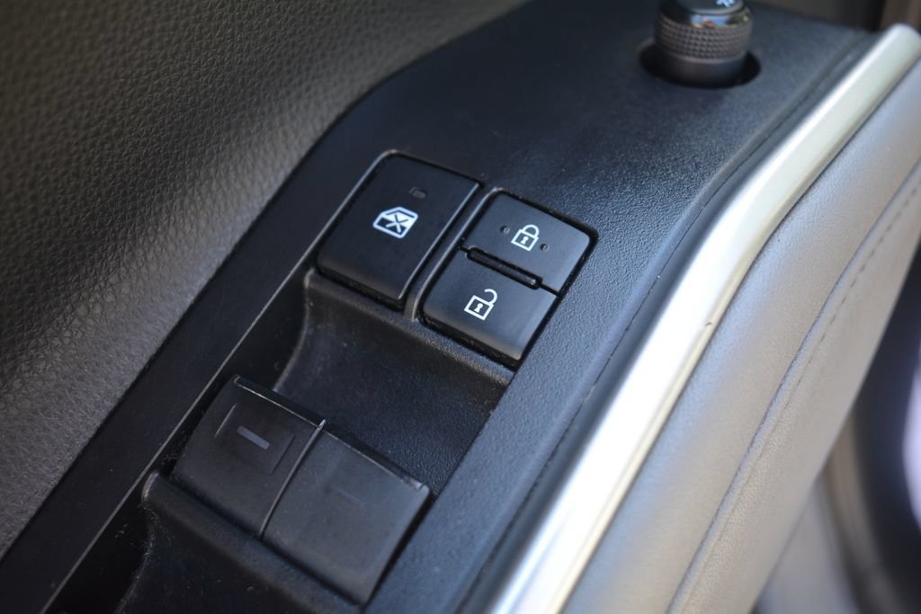 Used 2022 Toyota Highlander XLE AWD/4WD image 8