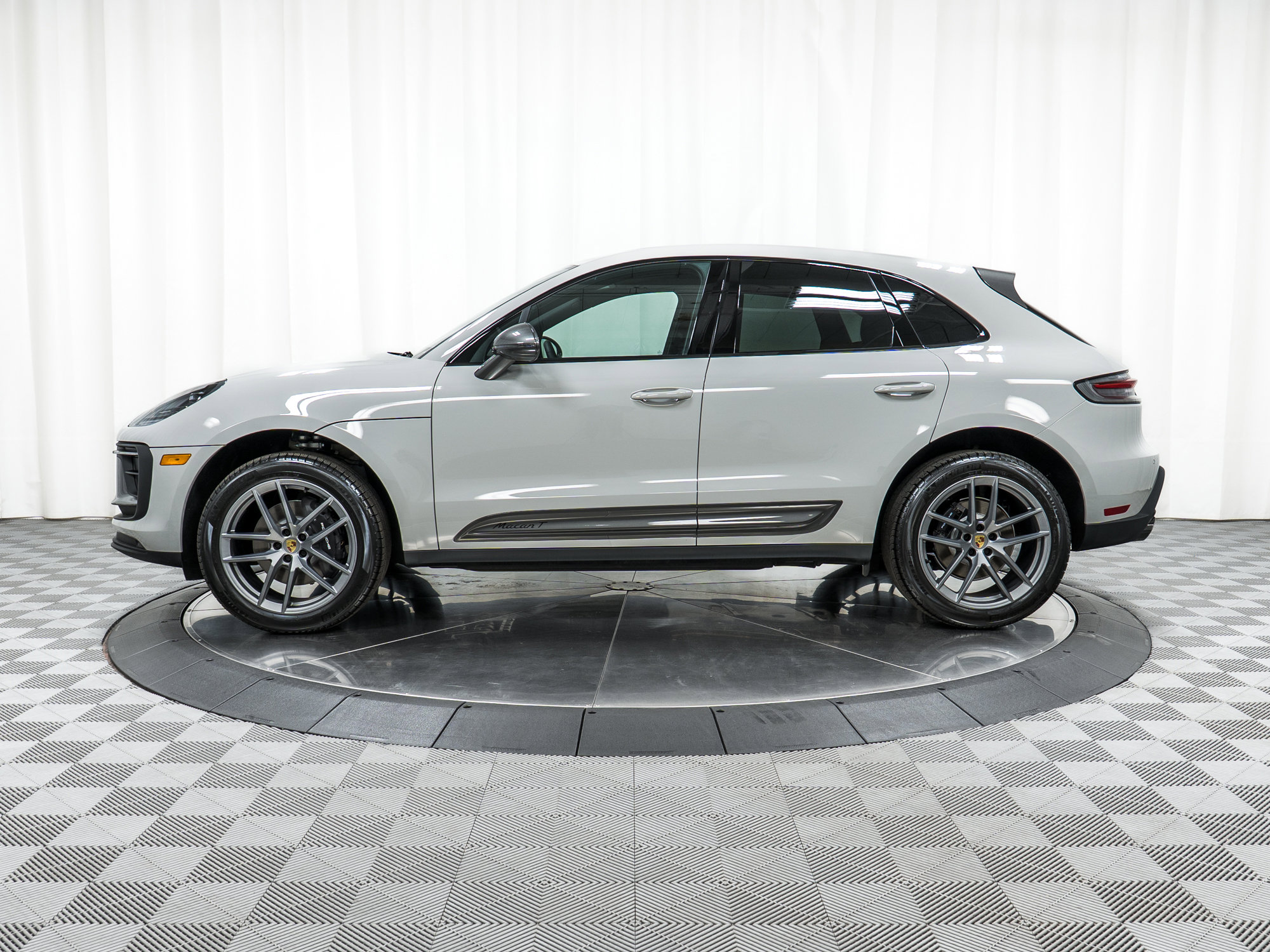 New 2025 Porsche Macan Turbo image 2