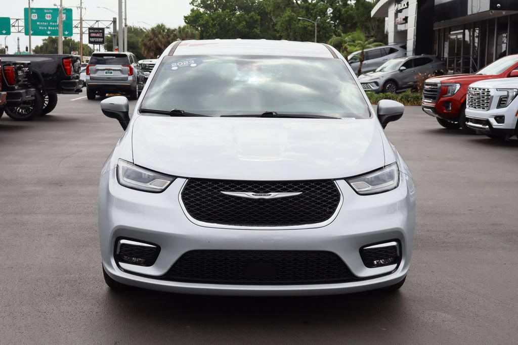 Used 2023 Chrysler Pacifica Touring FWD image 4
