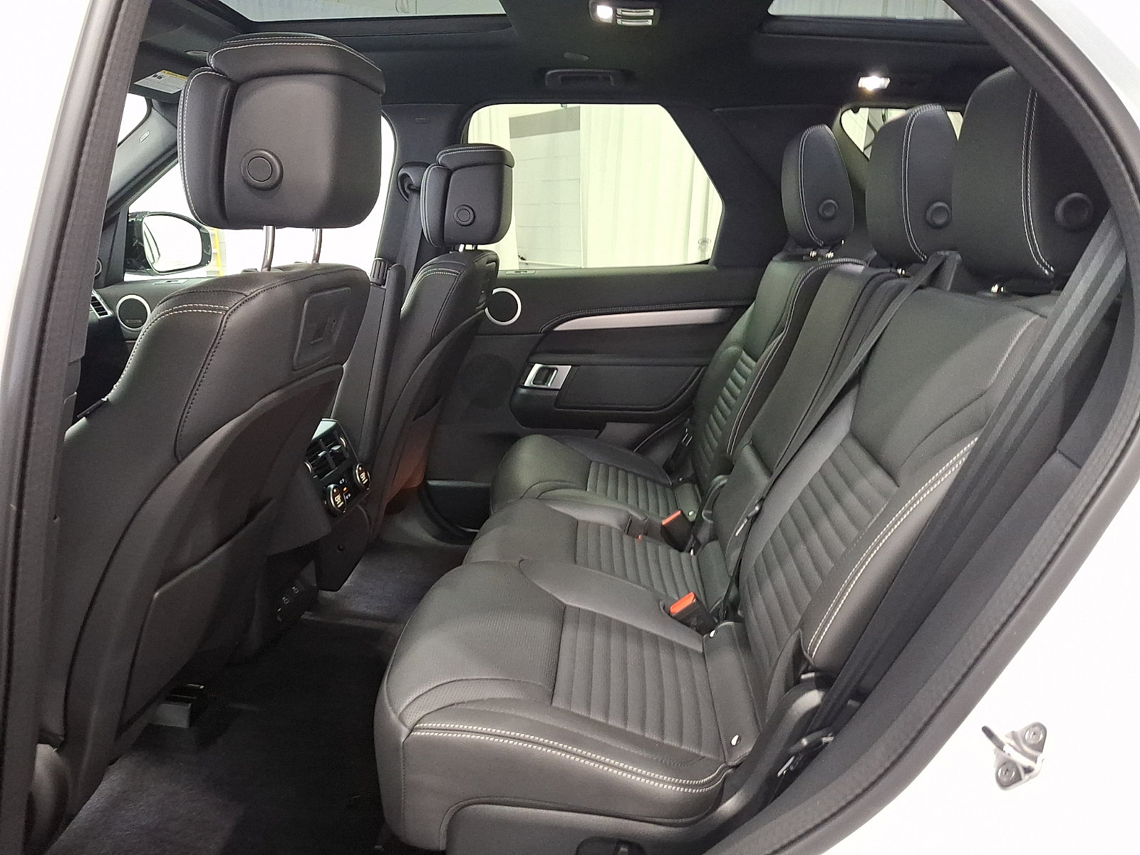Certified 2025 Land Rover Discovery Dynamic SE AWD/4WD image 10