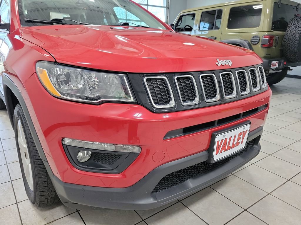 Used 2019 Jeep Compass Latitude w/ Popular Equipment Group AWD/4WD image 9