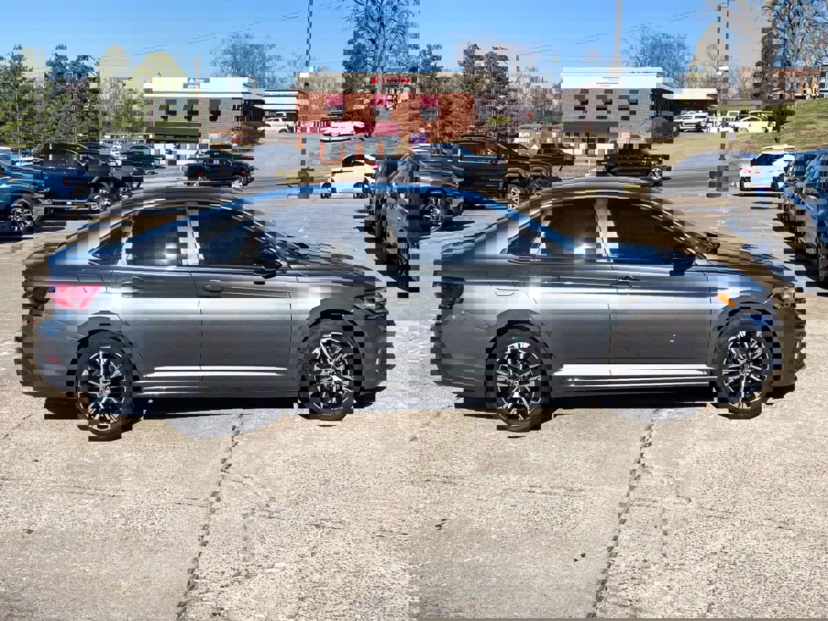 Used 2024 Volkswagen Jetta Sport image 4