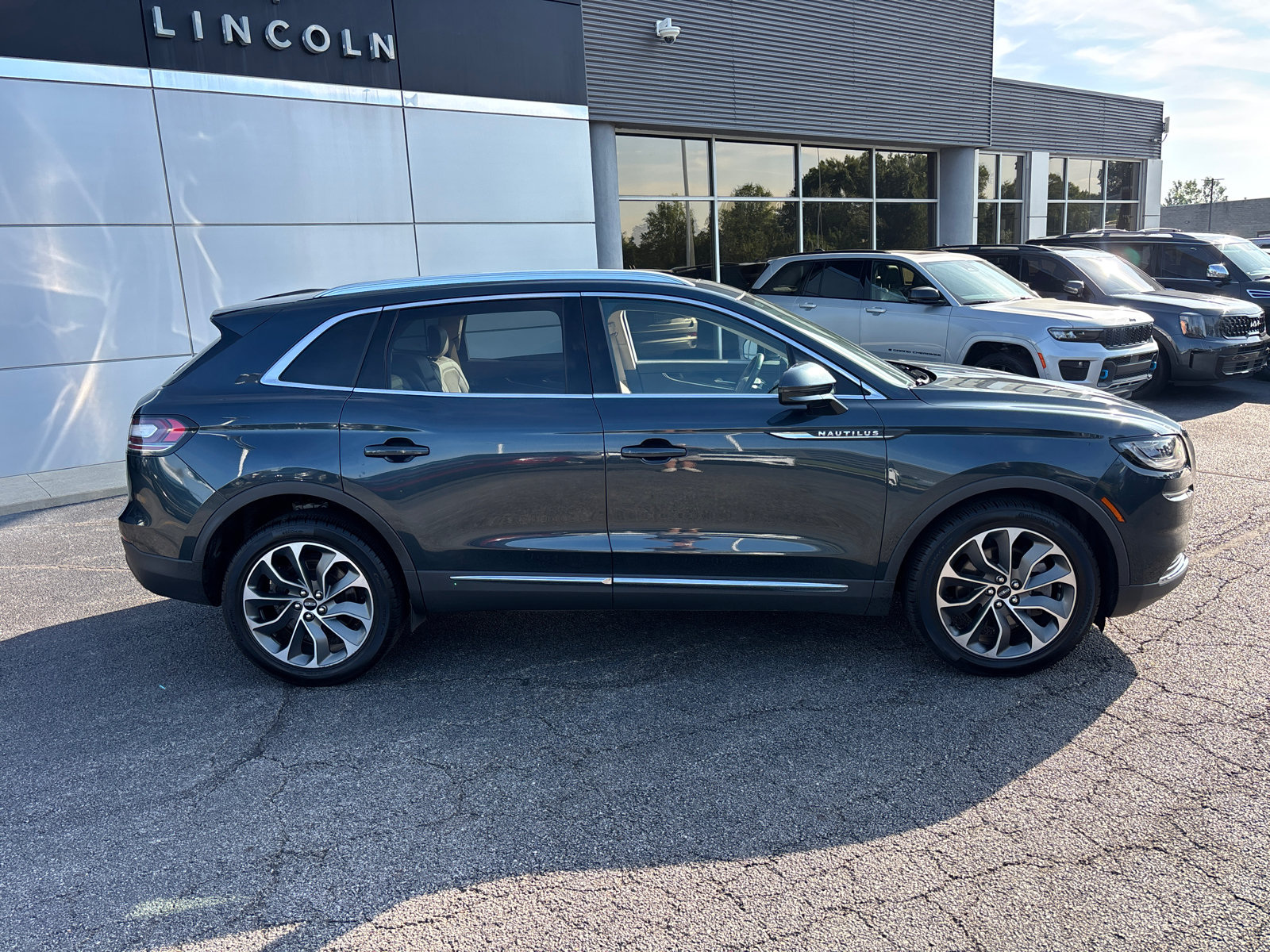 Used 2023 Lincoln Nautilus Reserve w/ Cargo Utility Package AWD/4WD image 8