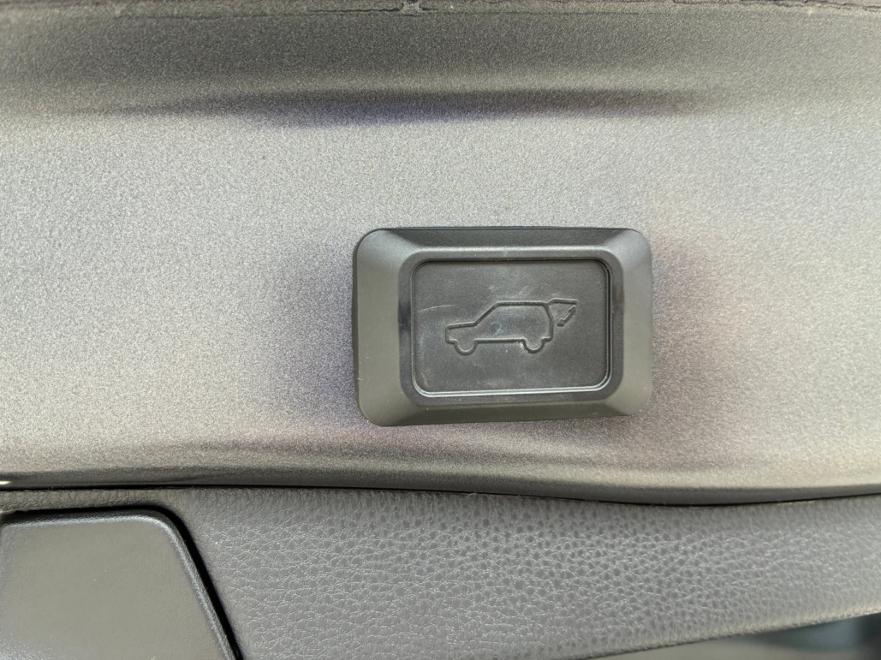 Used 2021 Toyota RAV4 XLE Premium image 30