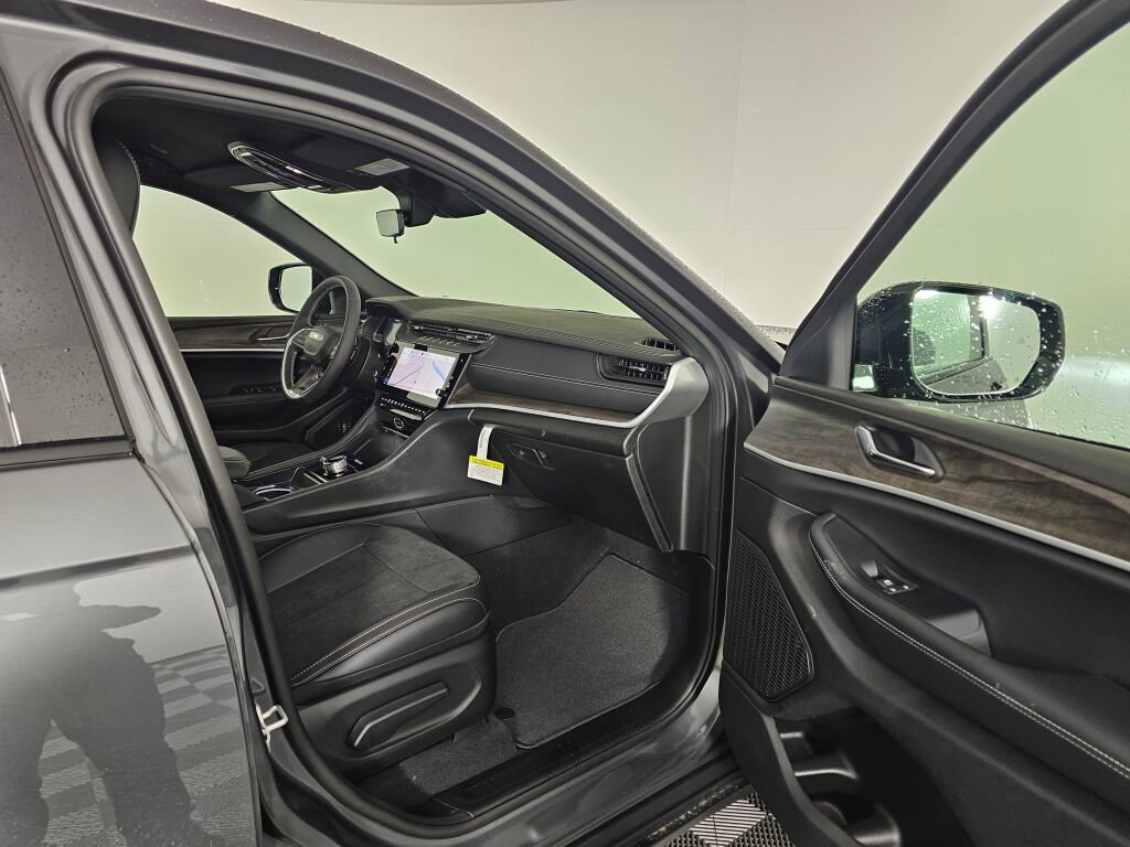 New 2026 Jeep Grand Cherokee Altitude image 37