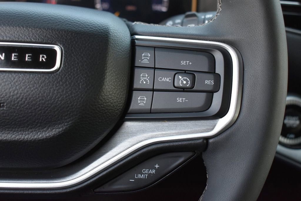 Used 2025 Jeep Wagoneer 4WD w/ Convenience Group I image 20