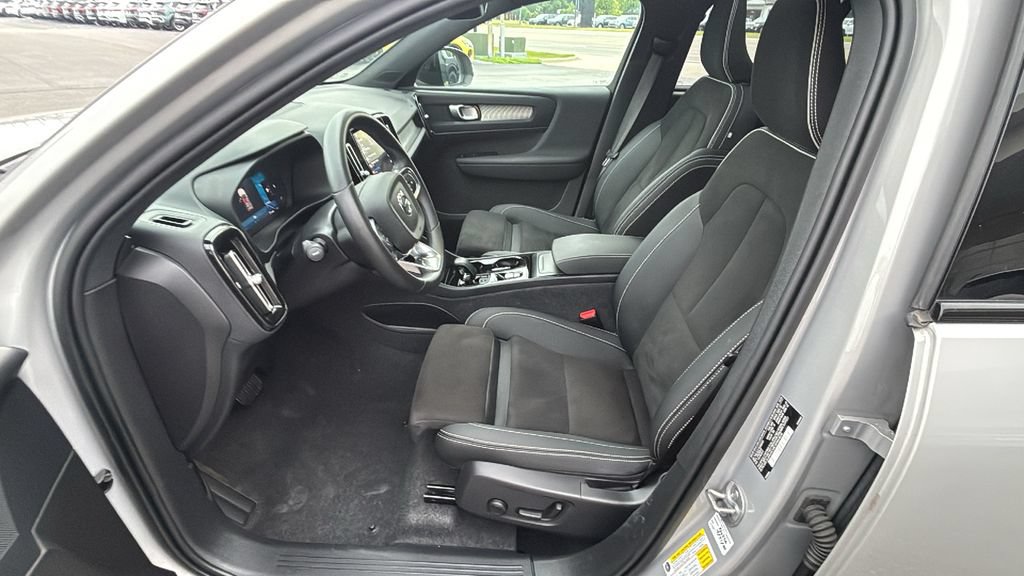 Certified 2025 Volvo XC40 B5 Plus AWD/4WD image 25