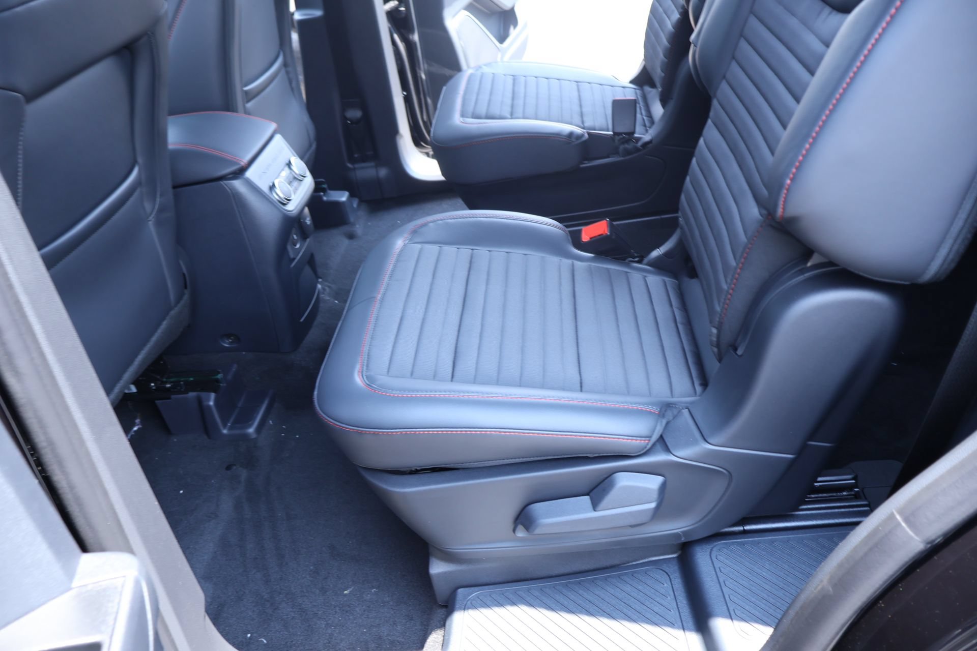 New 2026 Ford Explorer ST-Line w/ ST-Line Street Pack AWD/4WD image 13
