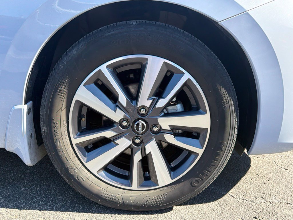Used 2024 Nissan Versa SV w/ Trunk Package FWD image 10