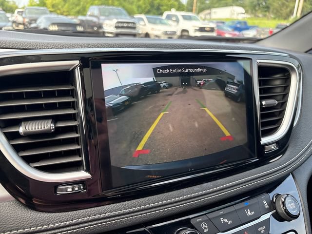 Used 2025 Chrysler Pacifica Limited w/ Trailer Tow Group AWD/4WD image 17