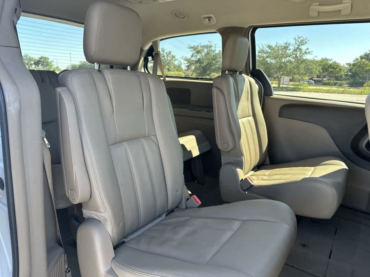 Used 2016 Chrysler Town & Country Touring FWD image 20