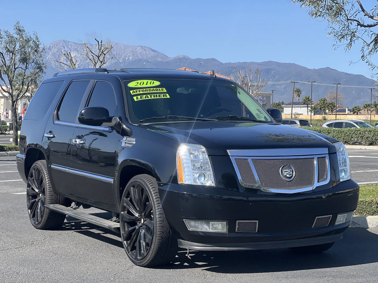 Used 2010 Cadillac Escalade Premium image 3