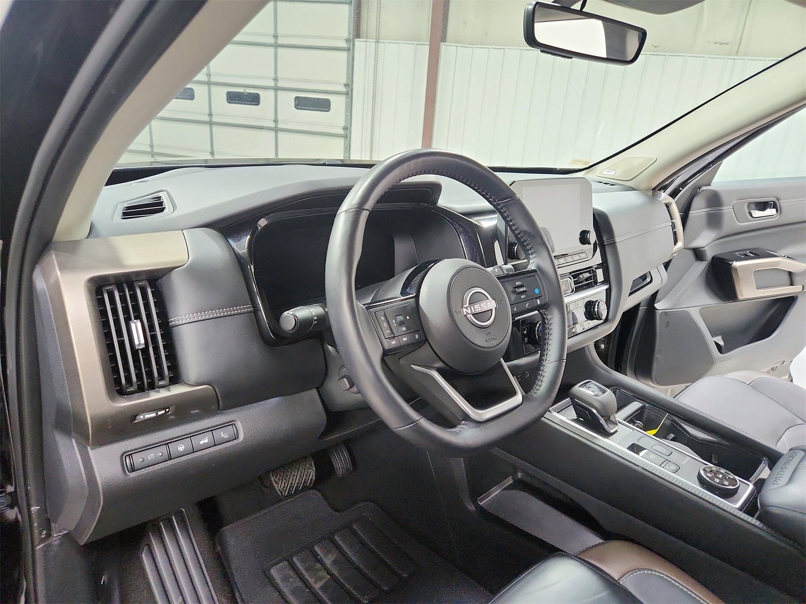 Used 2024 Nissan Pathfinder Platinum w/ Lighting Package (N93) image 18