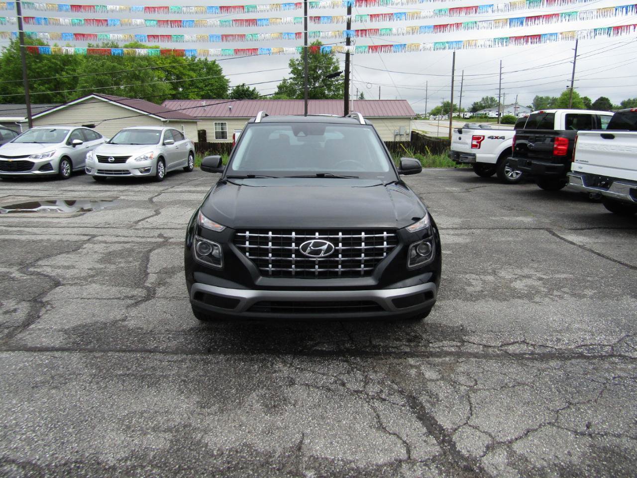 Used 2022 Hyundai Venue SEL FWD image 2