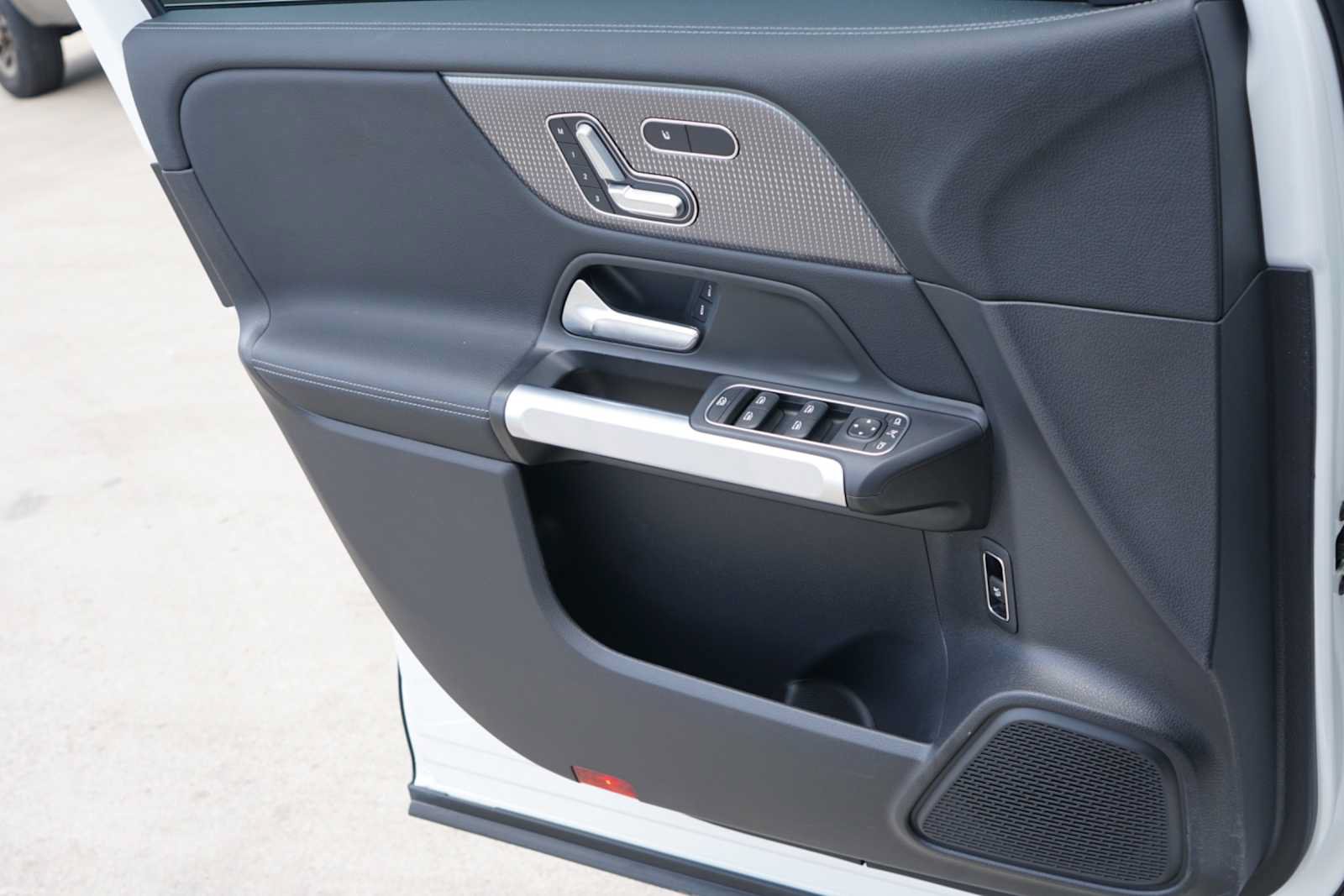 Used 2023 Mercedes-Benz EQB 300 4MATIC image 17
