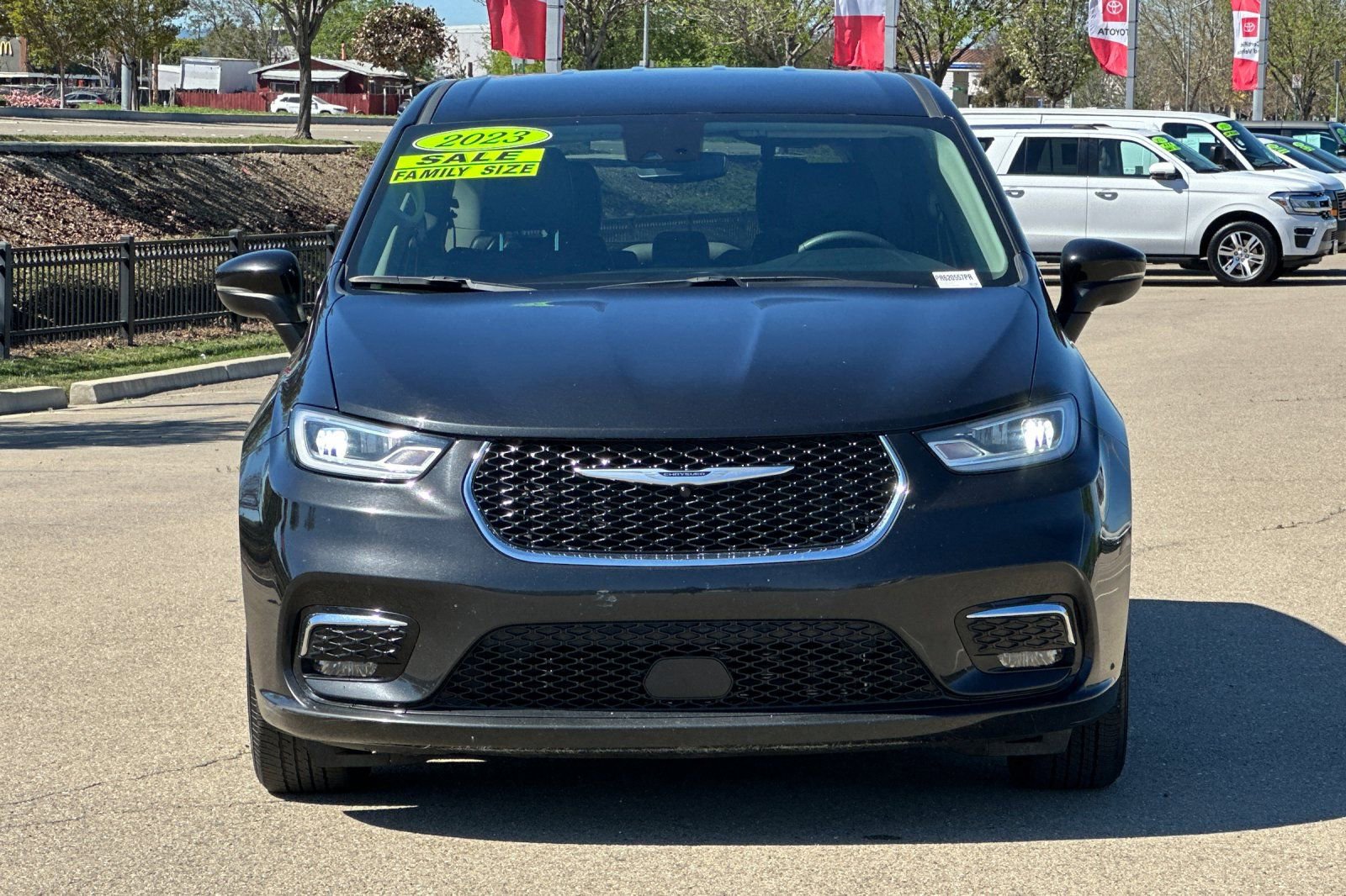 Used 2023 Chrysler Pacifica Touring-L image 9