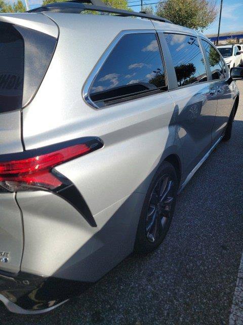Used 2022 Toyota Sienna XSE FWD image 11