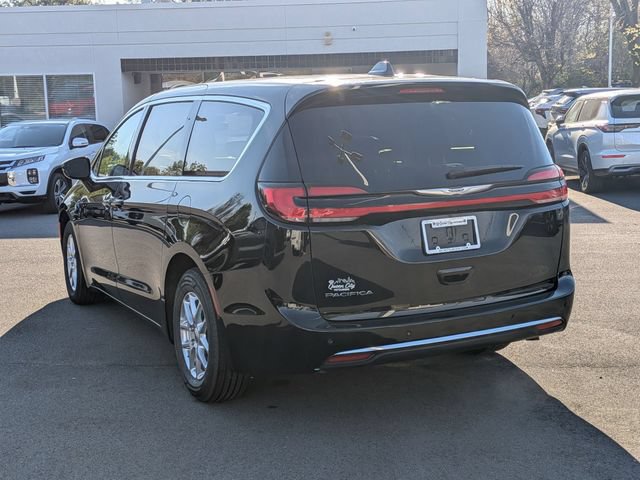 Used 2024 Chrysler Pacifica Touring-L FWD image 6