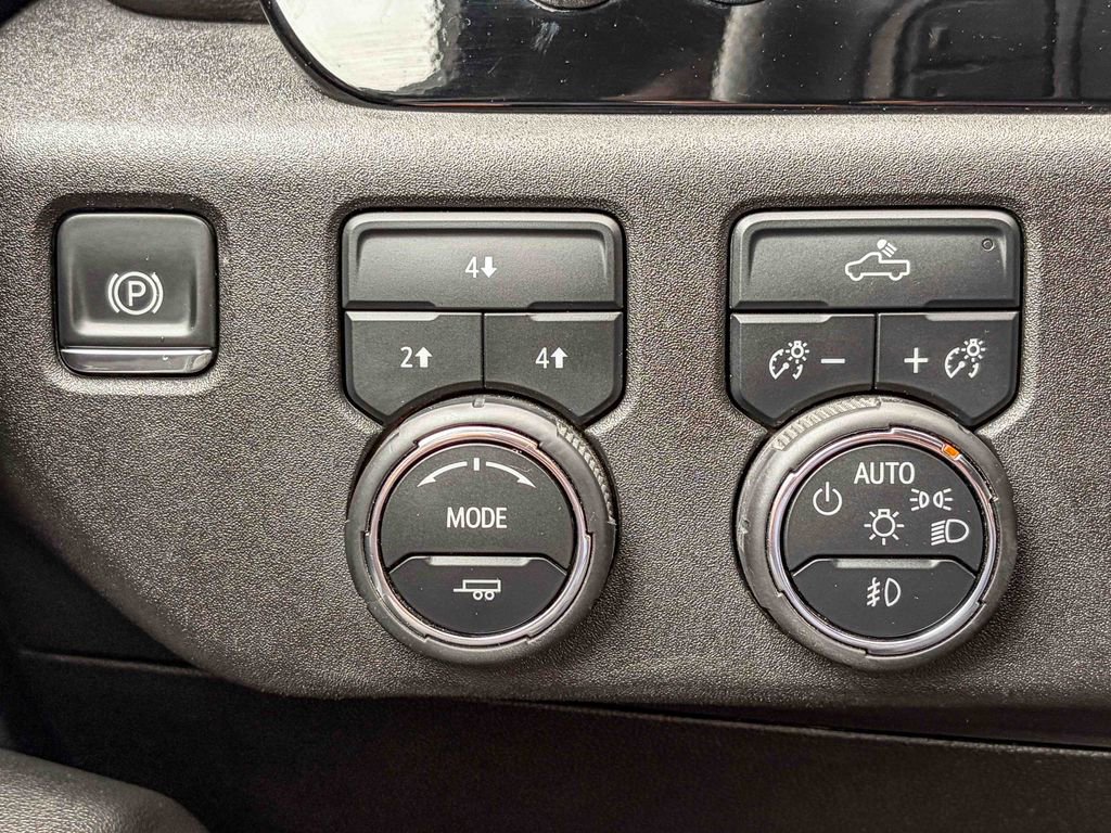 Used 2025 Chevrolet Silverado 2500 LT w/ Convenience Package image 48