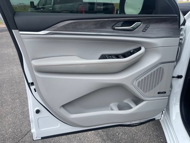 Used 2023 Jeep Grand Cherokee Overland AWD/4WD image 20
