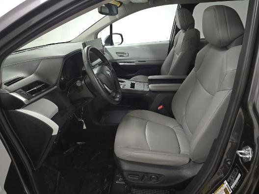 Used 2025 Toyota Sienna XLE FWD image 5