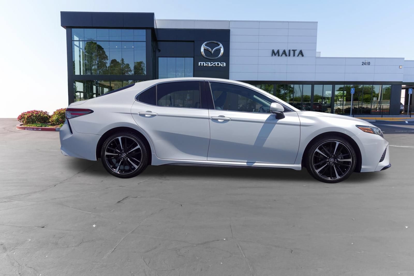 Used 2018 Toyota Camry XSE FWD image 2
