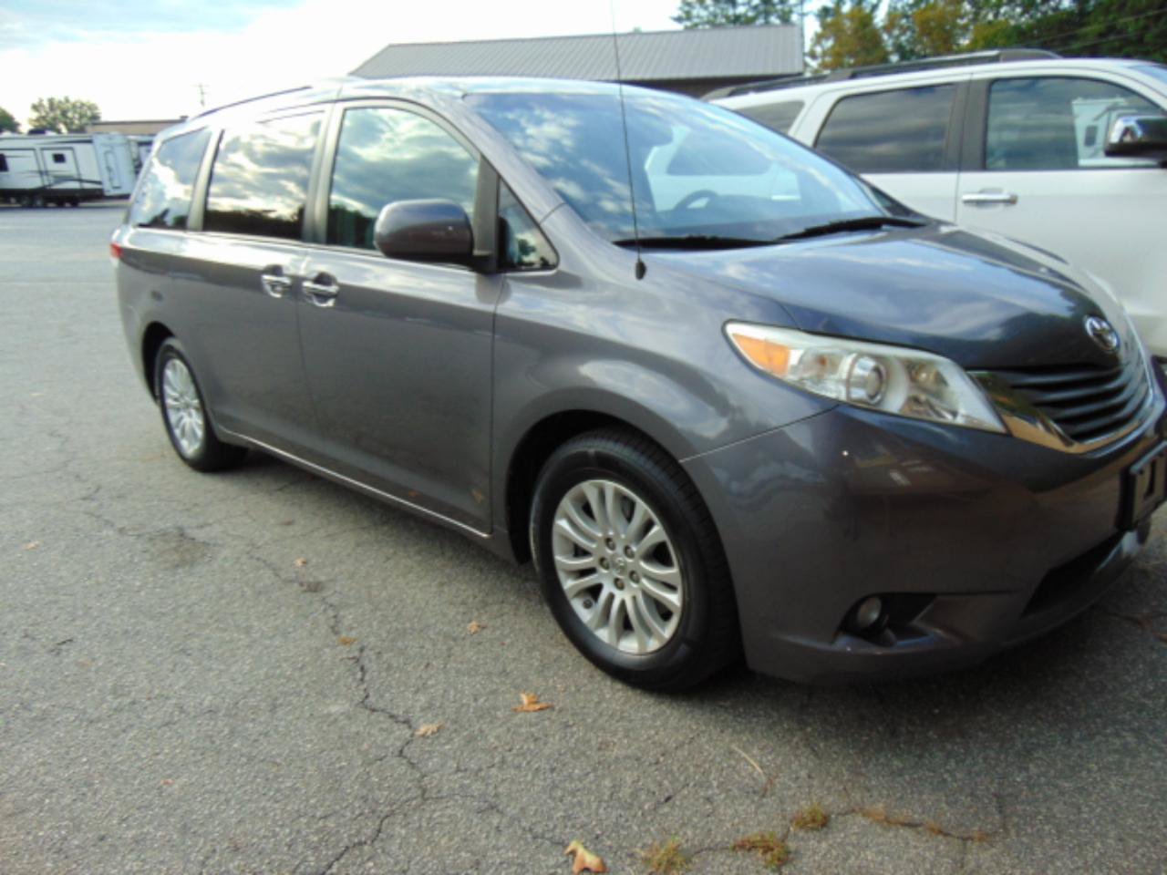Used 2014 Toyota Sienna XLE w/ Entertainment Package FWD image 17