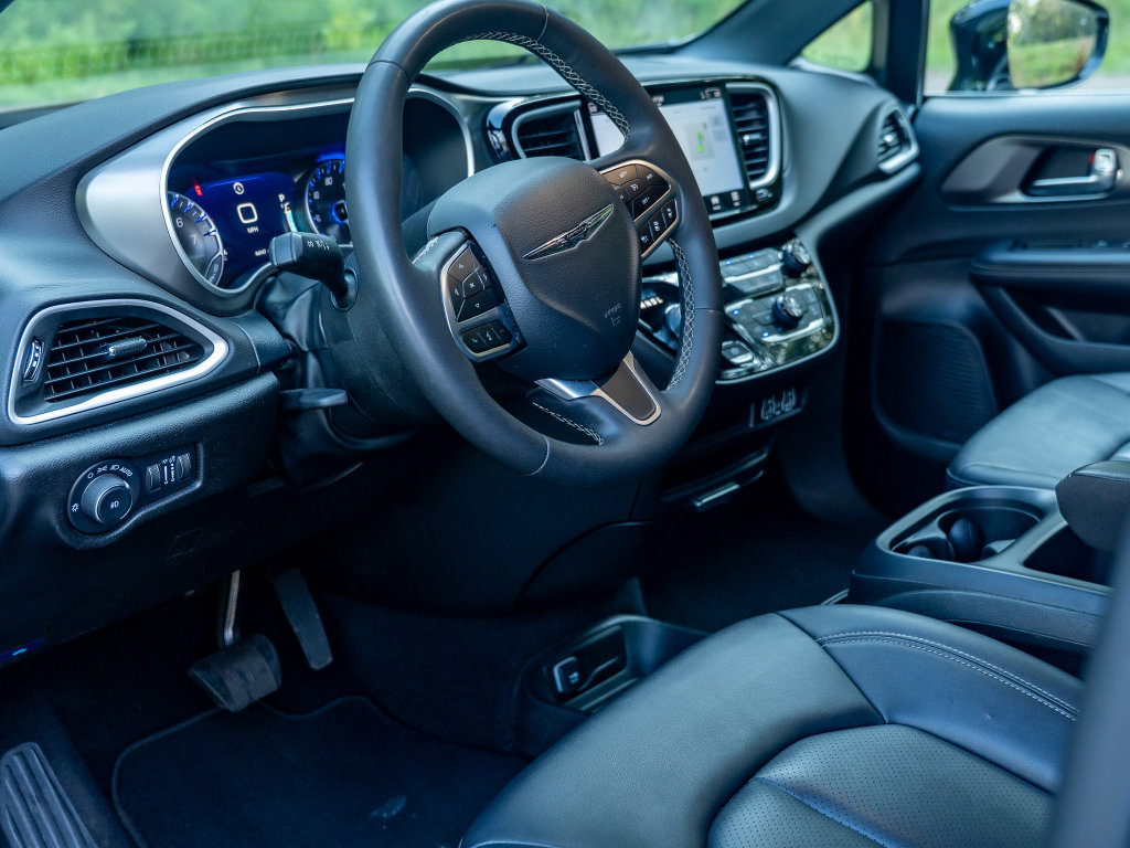 Used 2025 Chrysler Pacifica Select FWD image 10