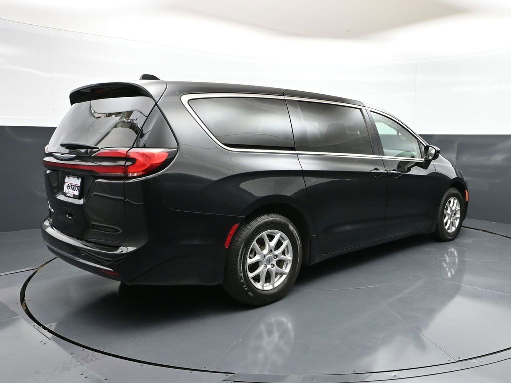 Used 2023 Chrysler Pacifica Touring-L FWD image 3