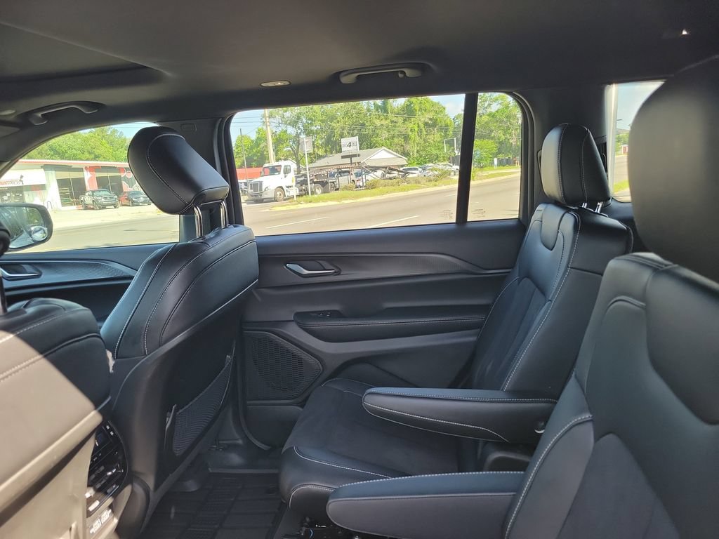 Used 2024 Jeep Grand Cherokee L Altitude AWD/4WD image 30