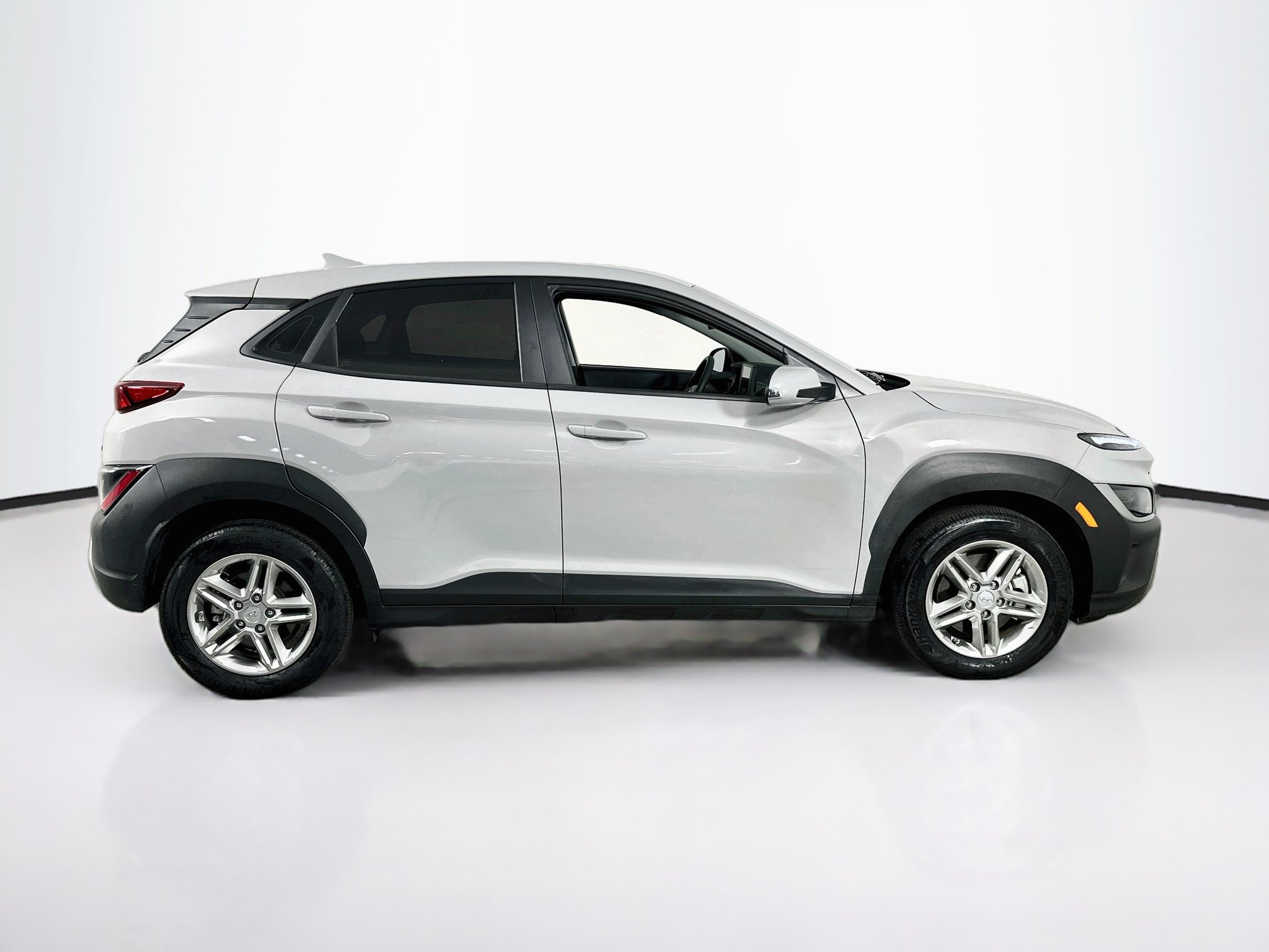 Used 2023 Hyundai Kona SE w/ Cargo Package AWD/4WD image 4