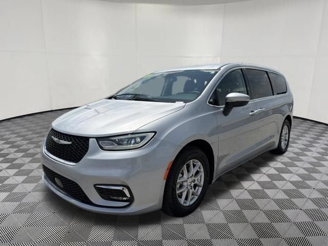 Used 2023 Chrysler Pacifica Touring-L FWD image 14
